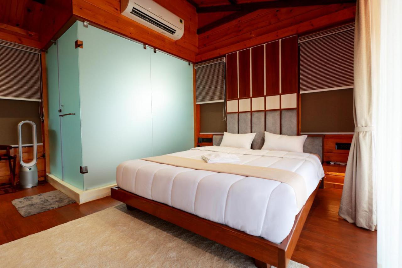 Wooden Ecr Sea Resort Pondicherry Exterior photo