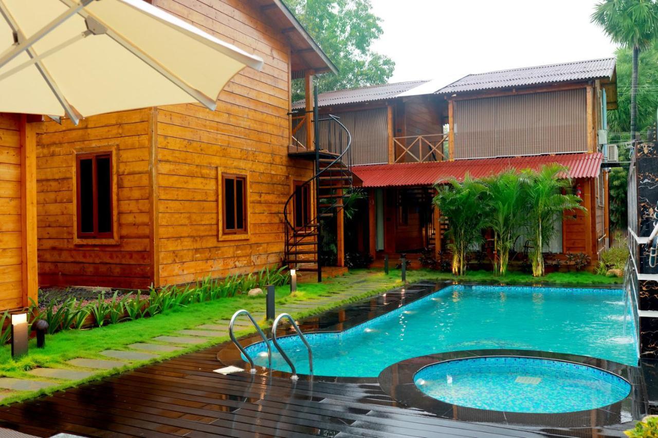 Wooden Ecr Sea Resort Pondicherry Exterior photo